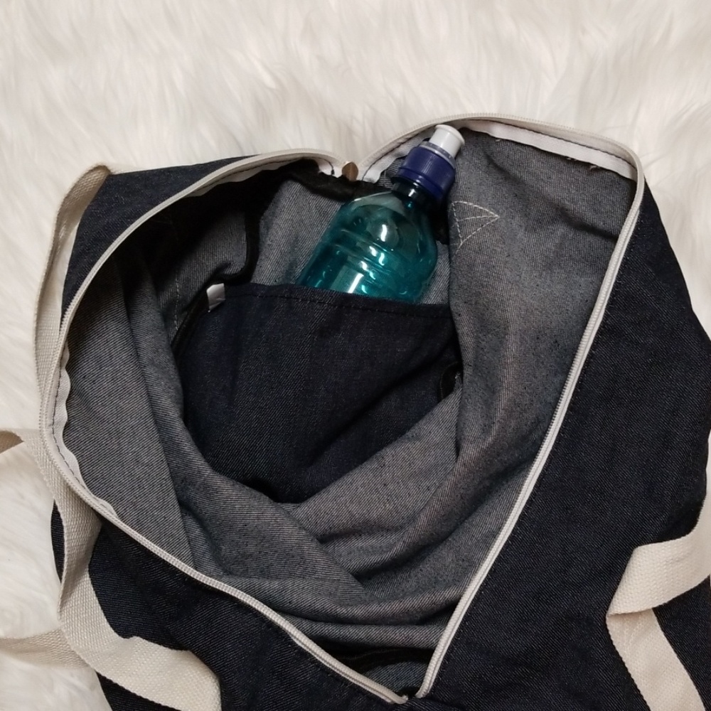 📍NWOT | GYM & JUICE Duffle Bag - Picture 7 of 8